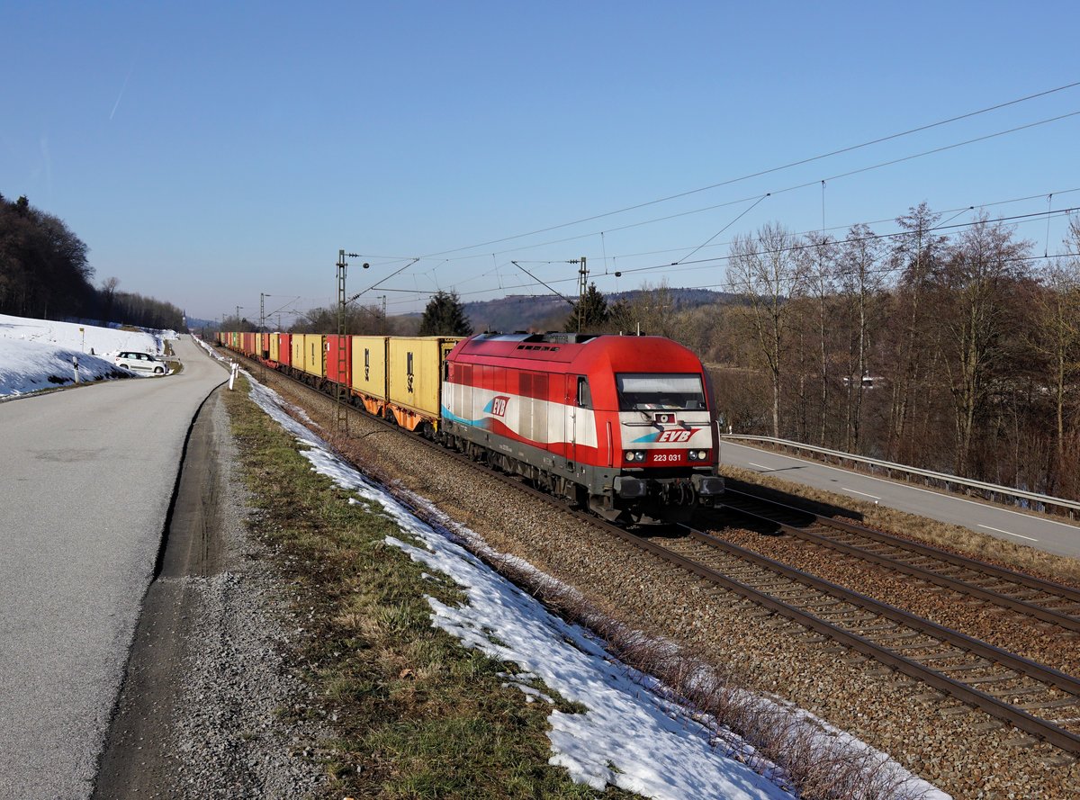 Die 223 031 mit einem Containerzug am 17.02.2019 unterwegs bei Vilshofen.