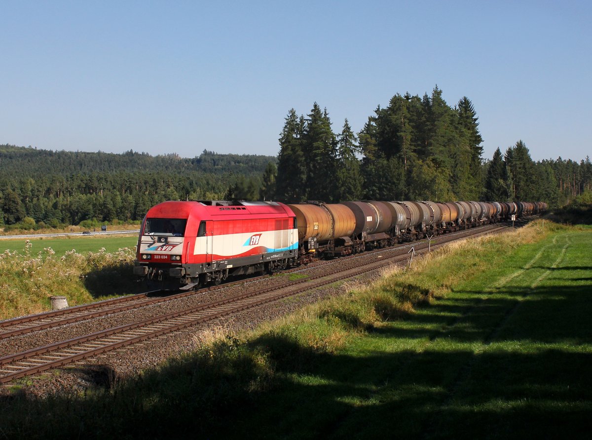 Die 223 034 mit einem Kesselzug am 27.08.2016 unterwegs bei Pechbrunn.