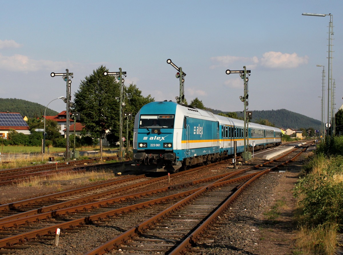 Die 223 061 mit einem Umgeleiteten ALEX nach Hof am 22.08.2015 bei der Durchfahrt in Pressath.