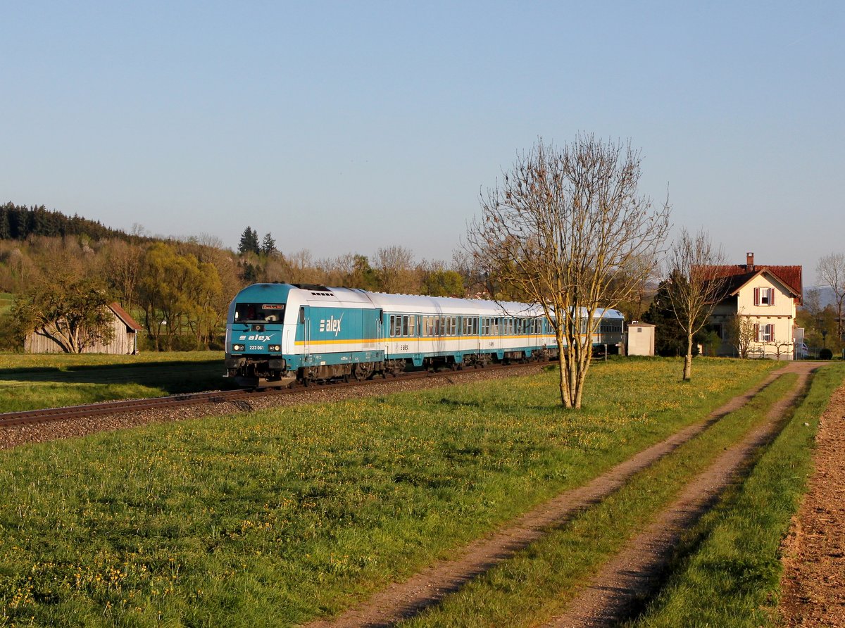 Die 223 061 mit einem Umgeleiteten ALEX nach München am 05.05.2016 unterwegs bei Mailand.