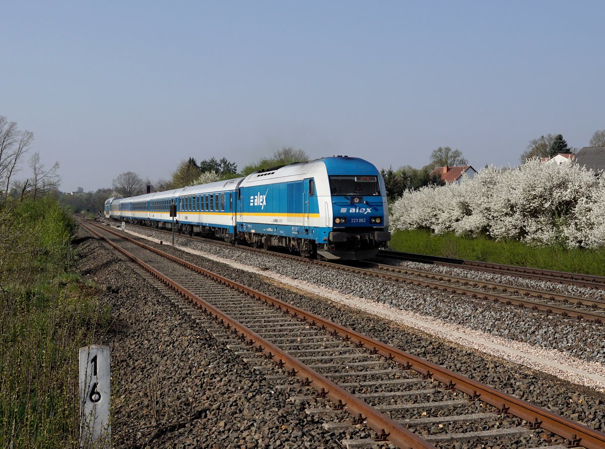 Die 223 062 mit einem ALX nach Hof am 22.04.2018 unterwegs bei Schönfeld.