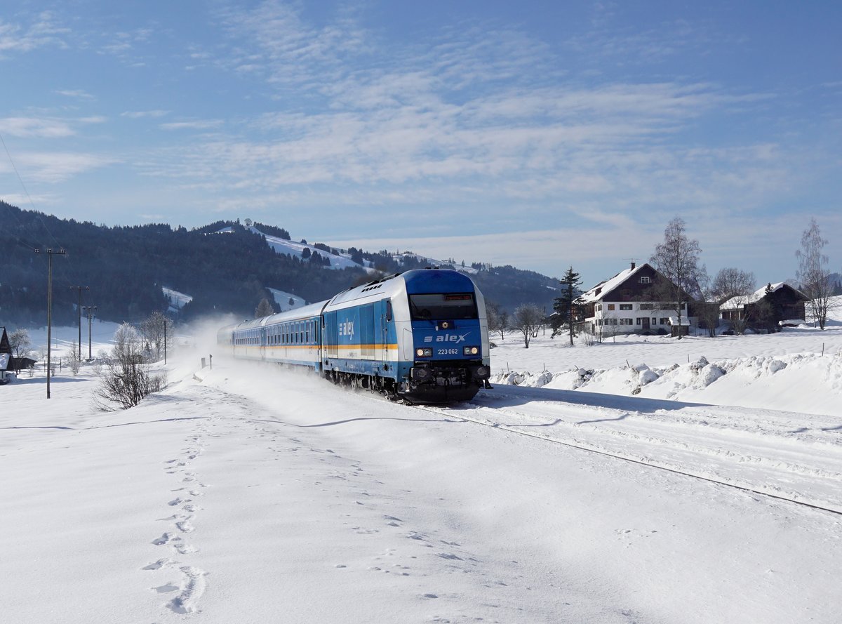 Die 223 062 mit einem ALX nach München am 19.01.2019 unterwegs bei Wiedemannsdorf.