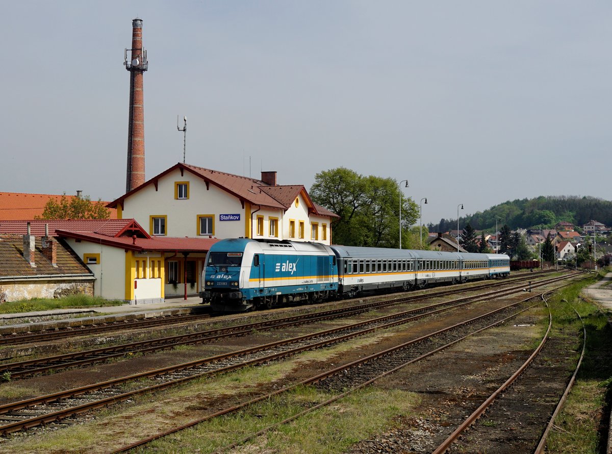 Die 223 063 mit einem ALX nach München am 29.04.2018 bei der Einfahrt in Staňkov.