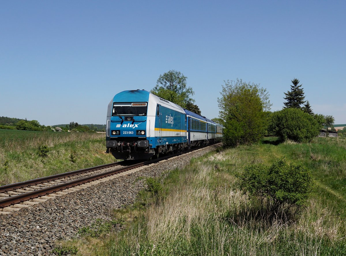Die 223 063 mit einem ALX nach München am 06.05.2018 unterwegs bei Chotiměř.
