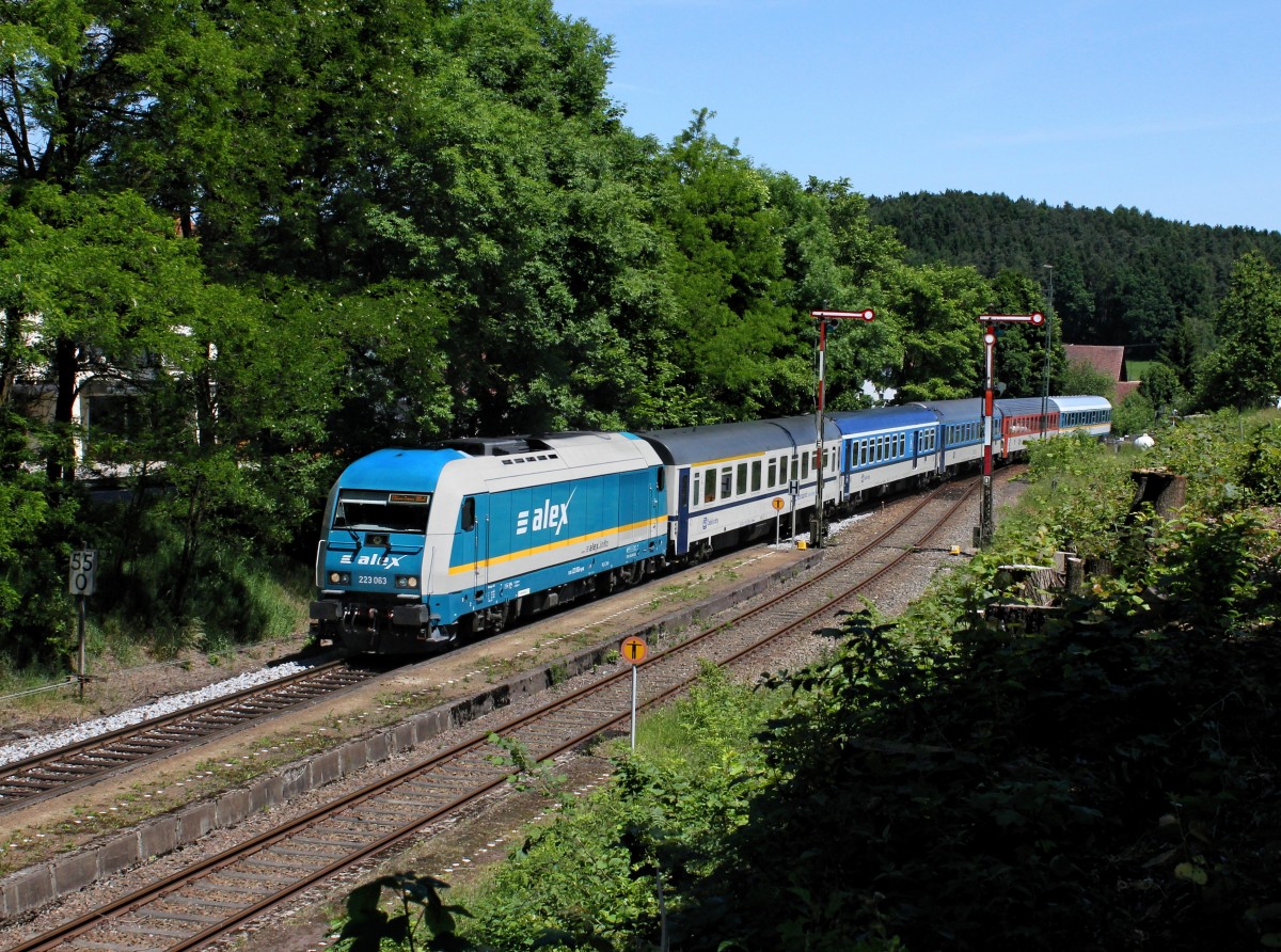Die 223 063 mit einem ALEX nach München am 07.06.2014 bei der Durchfahrt in Kothmaißling.