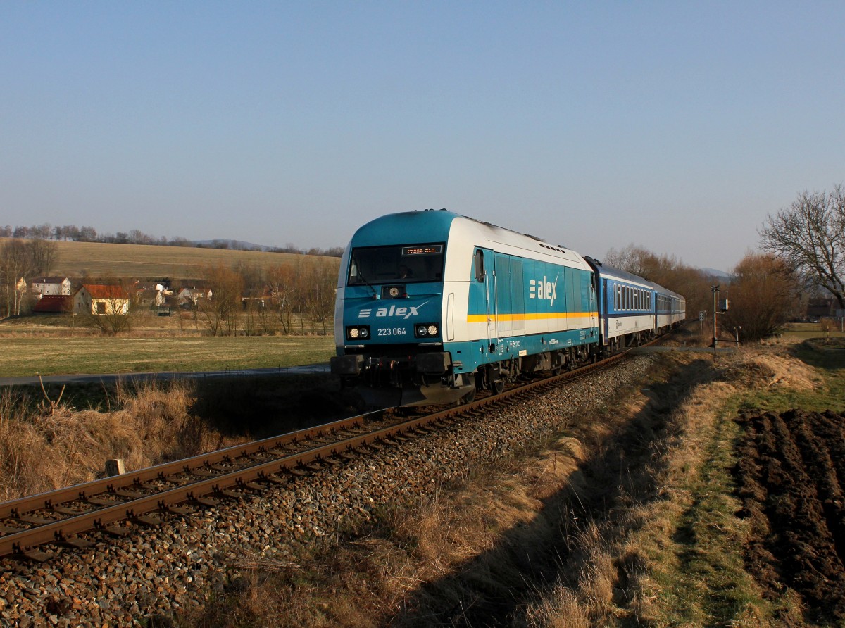 Die 223 064 mit einem ALEX nach Prag am 20.03.2015 unterwegs bei Milavče.