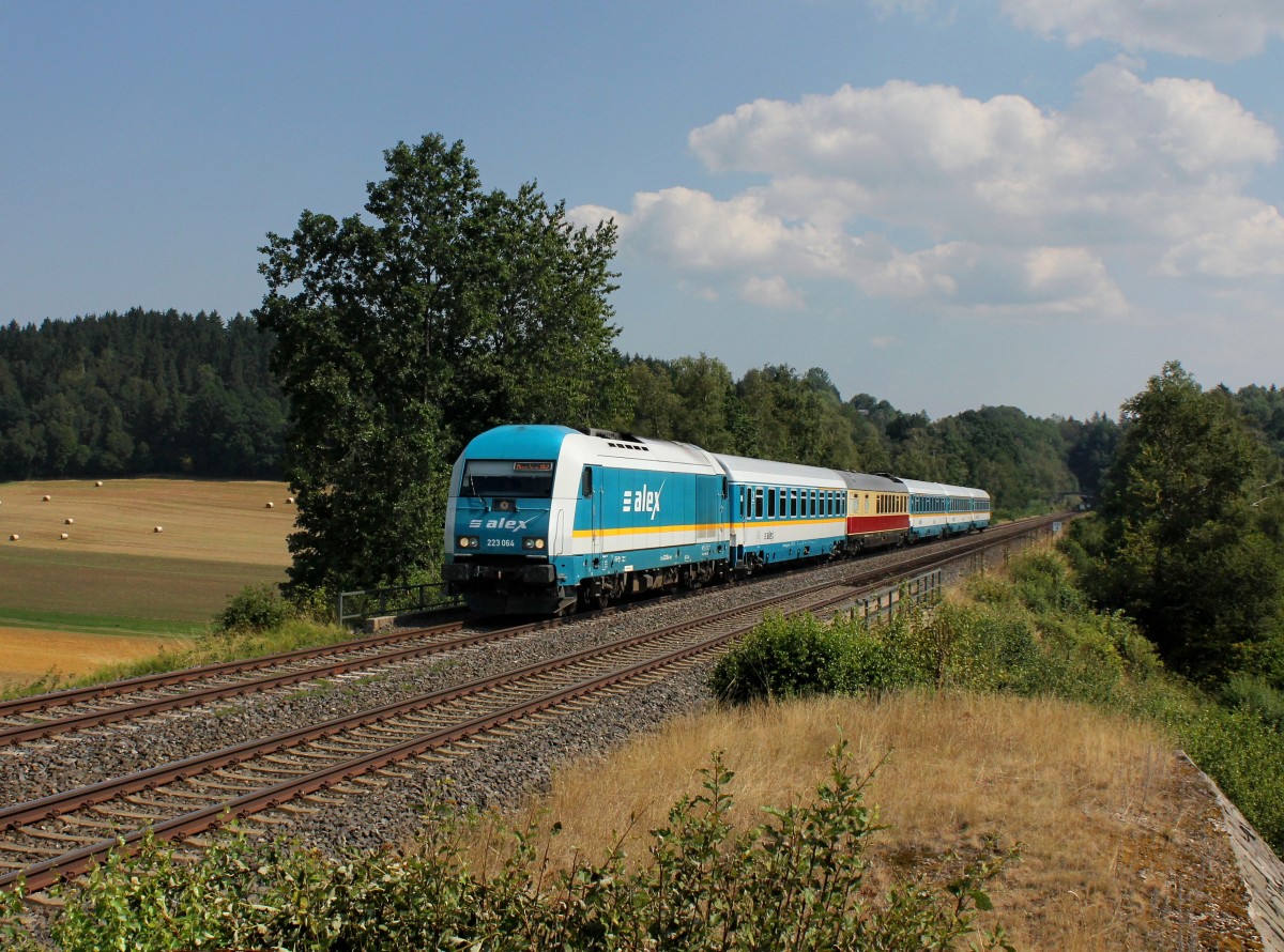 Die 223 064 mit einem Umgeleiteten ALEX nach München am 22.08.2015 unterwegs bei Oberwappenöst.