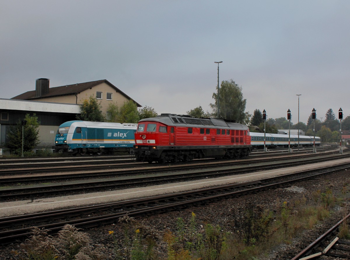 Die 223 066 mit einem ALEX nach Prag bei der Einfahrt und die 232 636 bei einer Rangierfahrt am 04.10.2014 in Furth im Wald.