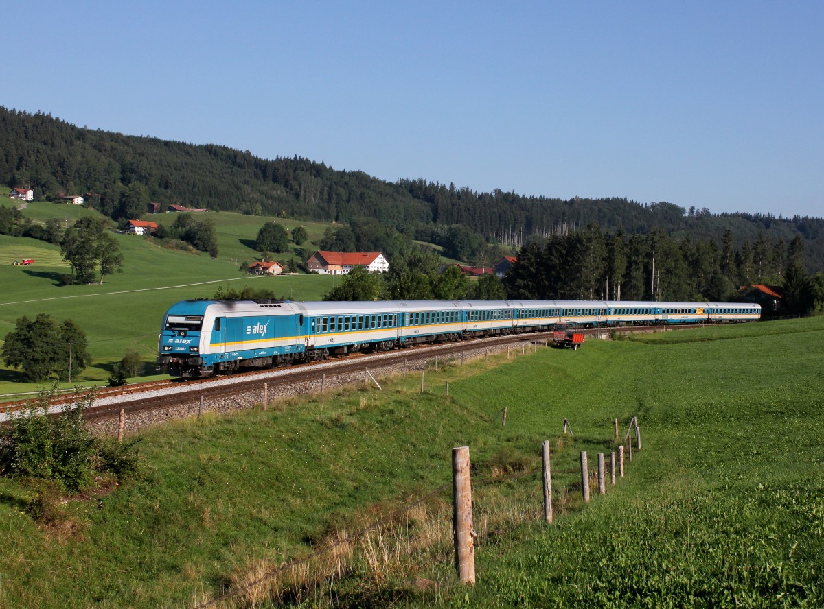 Die 223 067 mit einem ALEX nach Lindau/Oberstdorf am 30.08.2015 unterwegs bei Ellenberg.