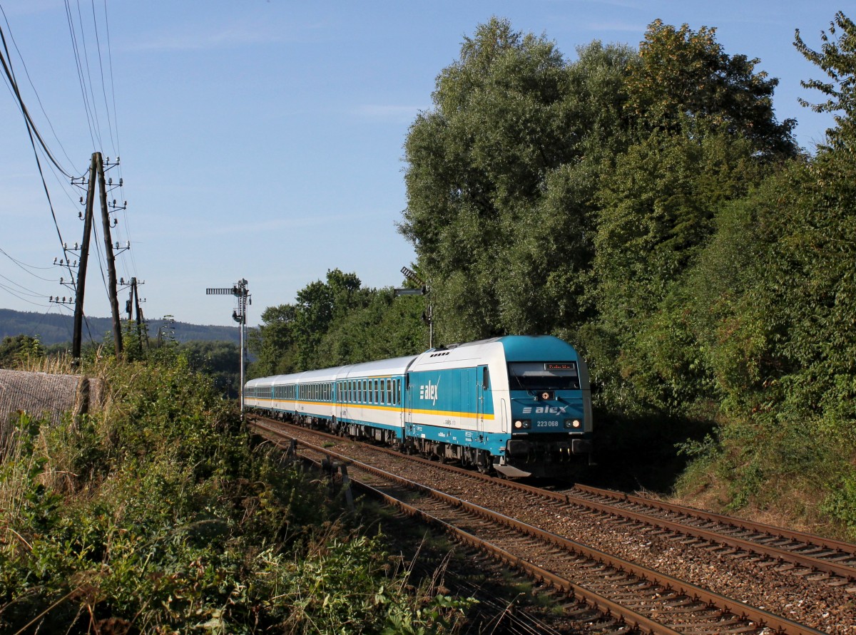Die 223 068 mit einem ALEX nach Prag am 17.08.2013 unterwegs bei Janovice.