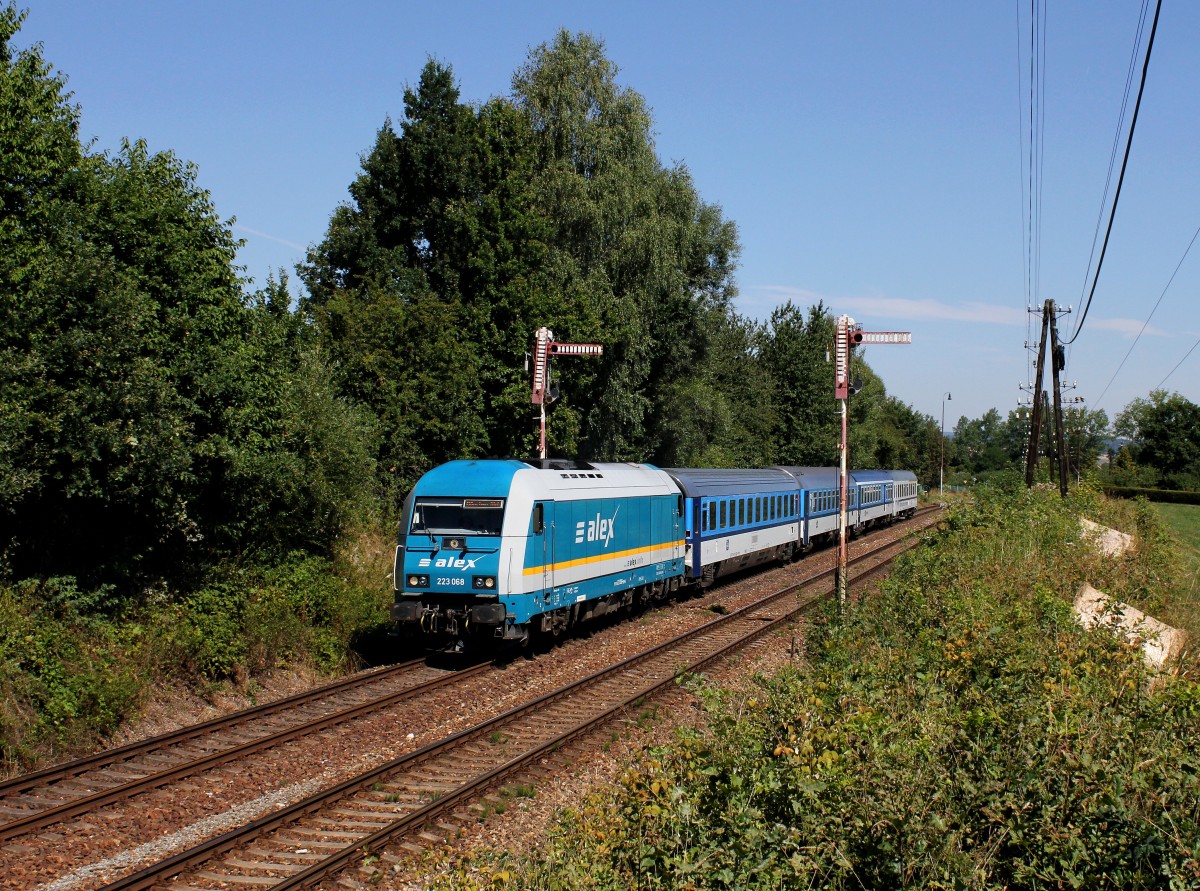 Die 223 068 mit einem Umgeleiteten ALEX nach München am 17.08.2013 unterwegs bei Janovice.