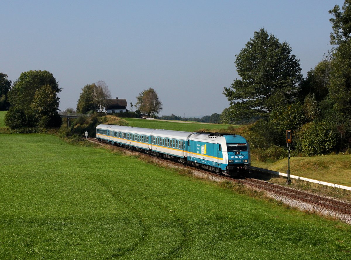 Die 223 069 mit einem umgeleiteten ALEX nach München am 24.09.2016 unterwegs bei Heggelbach.
