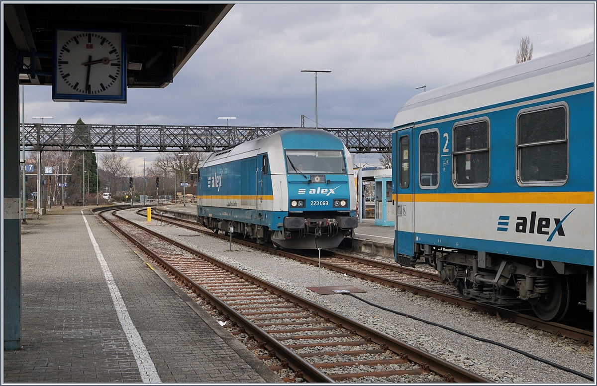 Die 223 069 übernimmt, nun vollgetankt, in Lindau ihren  Alex  welchen sie vor gut einer halben Stunde hierher brachte.
16. März 2018