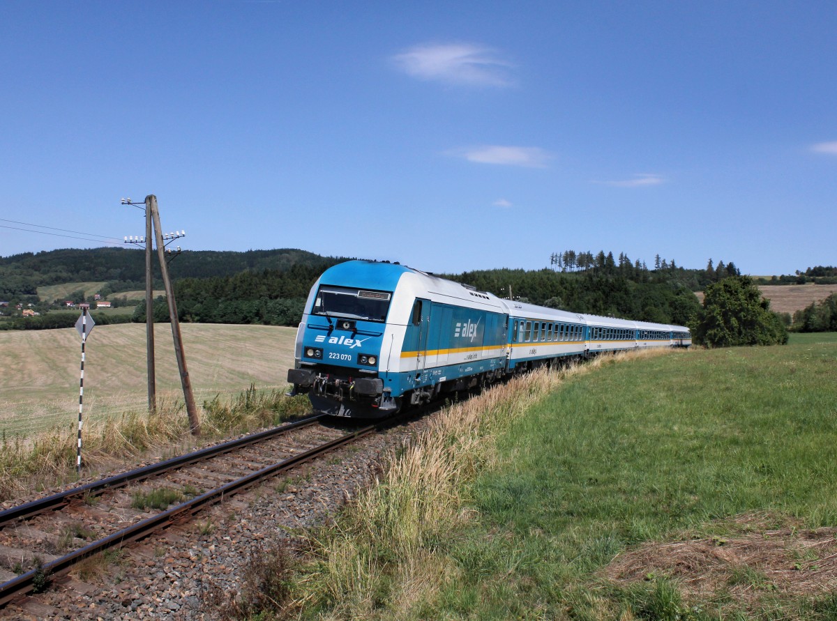 Die 223 070 mit einem ALEX nach Prag am 17.08.2013 unterwegs bei Pocinovice.