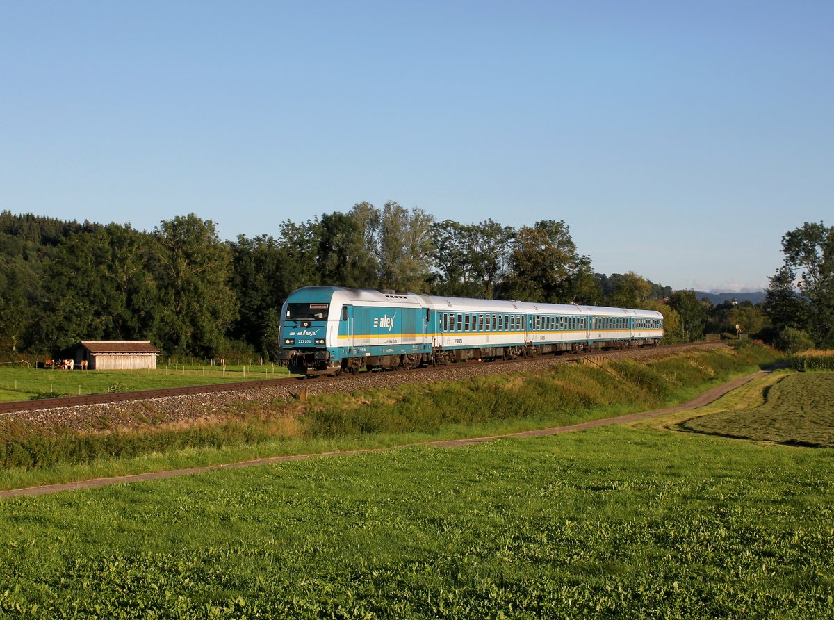 Die 223 070 mit einem Umgeleiteten ALEX nach München am 13.08.2016 unterwegs bei Mailand.