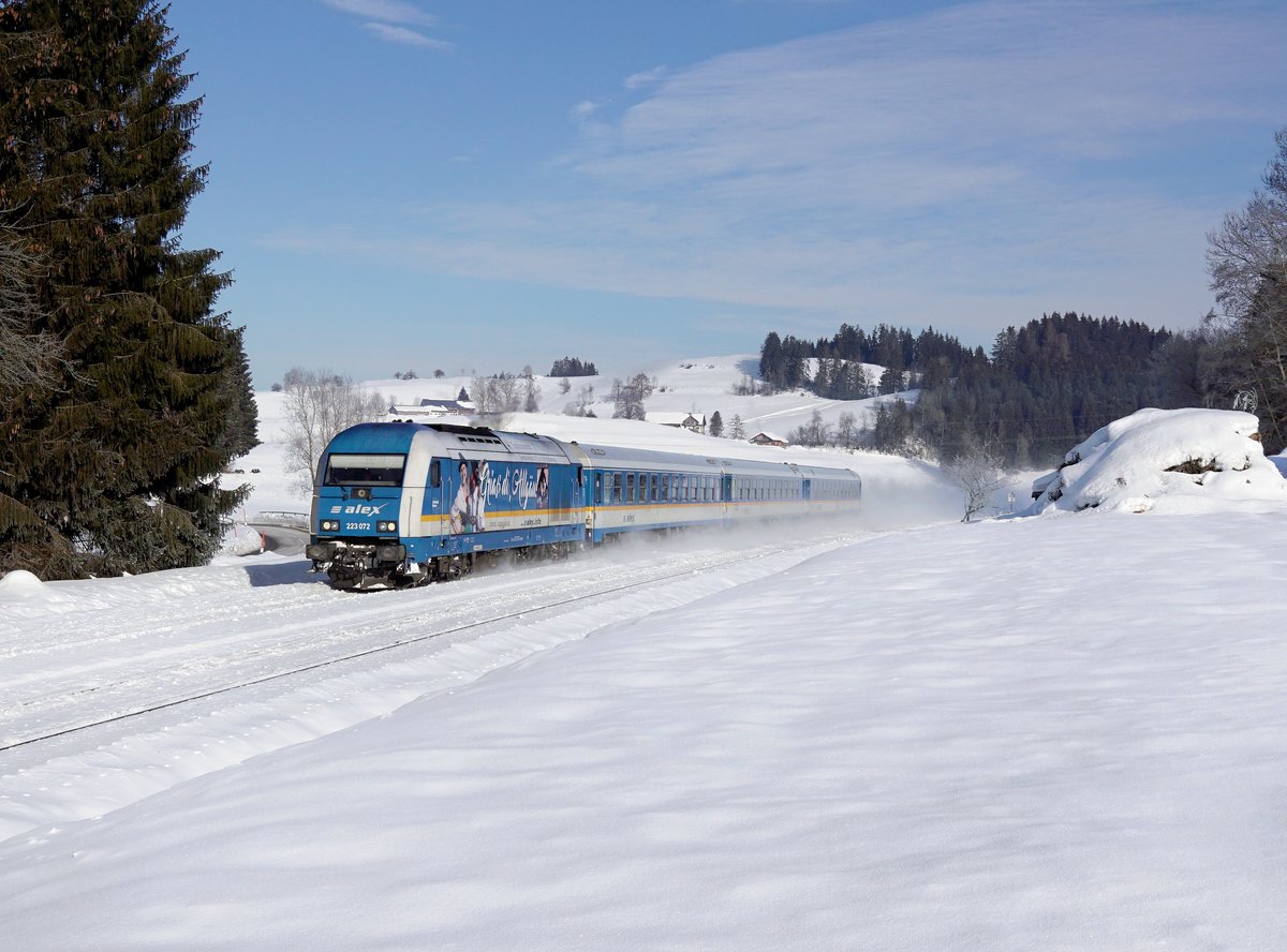 Die 223 072 mit einem ALX nach München am 19.01.2019 unterwegs bei Oberstaufen.