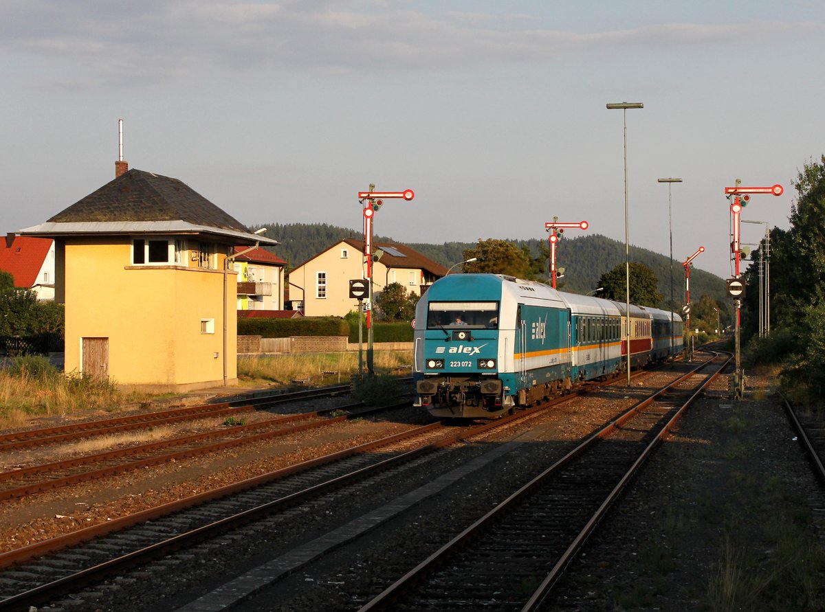 Die 223 072 mit einem Umgeleiteten ALEX nach Hof am 22.08.2015 bei der Durchfahrt in Pressath.