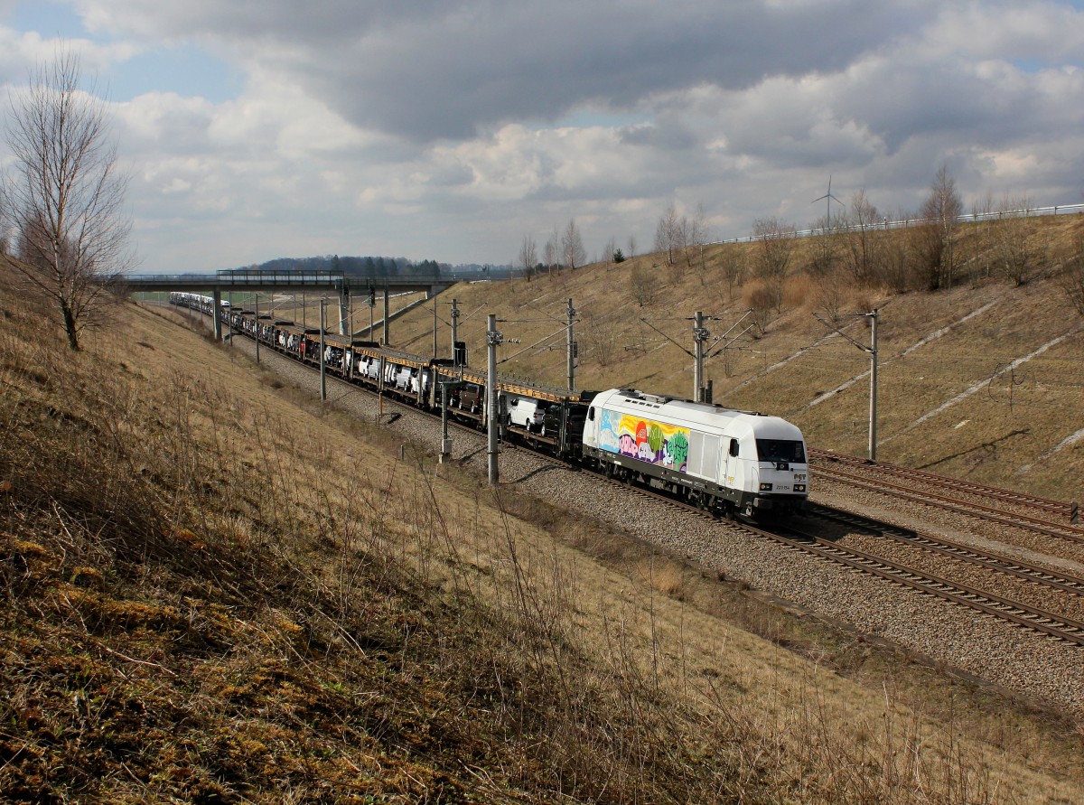 Die 223 154 mit einem Autozug am 07.04.2015 unterwegs bei Hebertshausen.