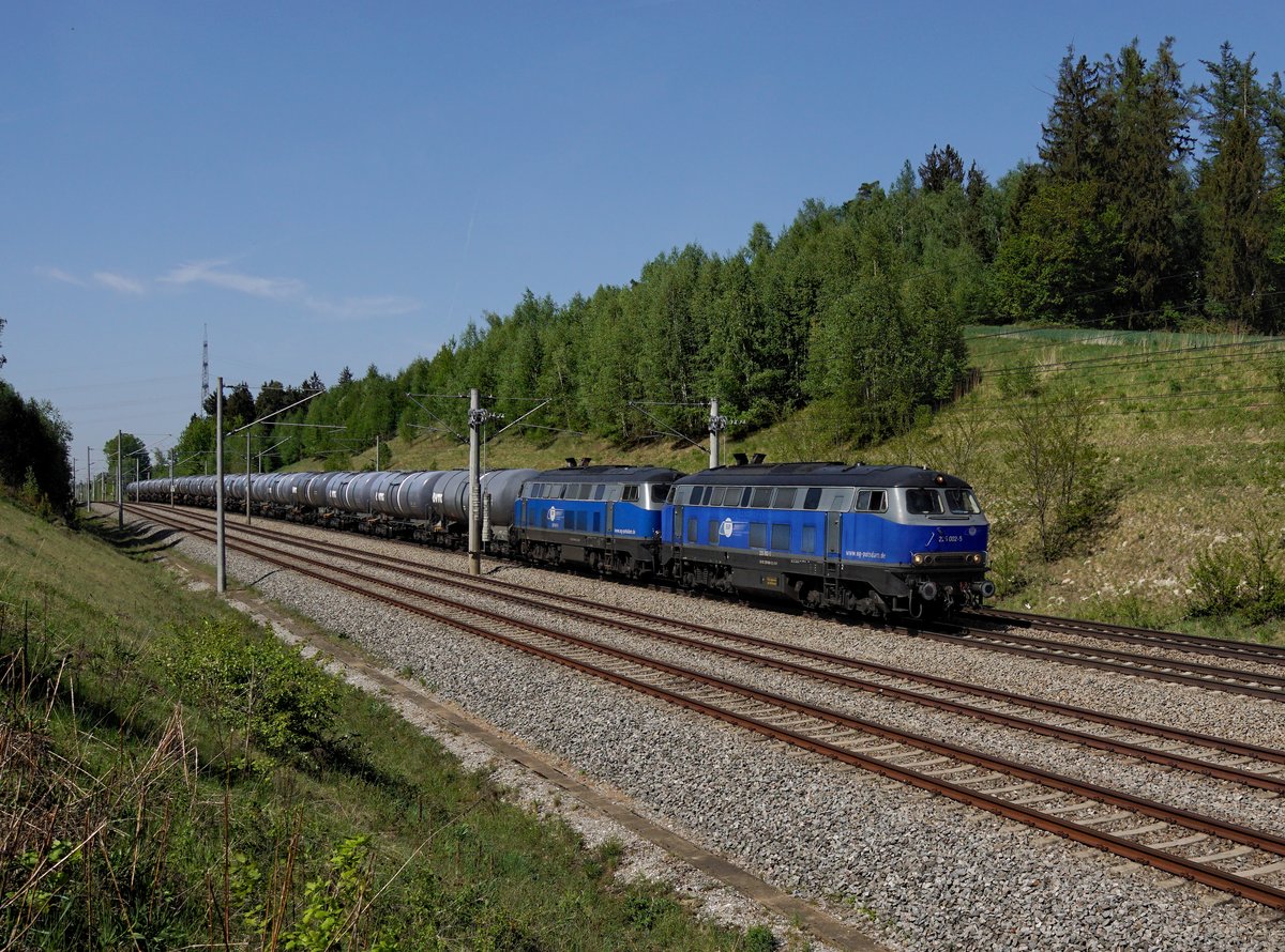 Die 225 002 und die 225 802 mit einem Kesselzug am 27.04.2018 unterwegs bei Unterweilbach.