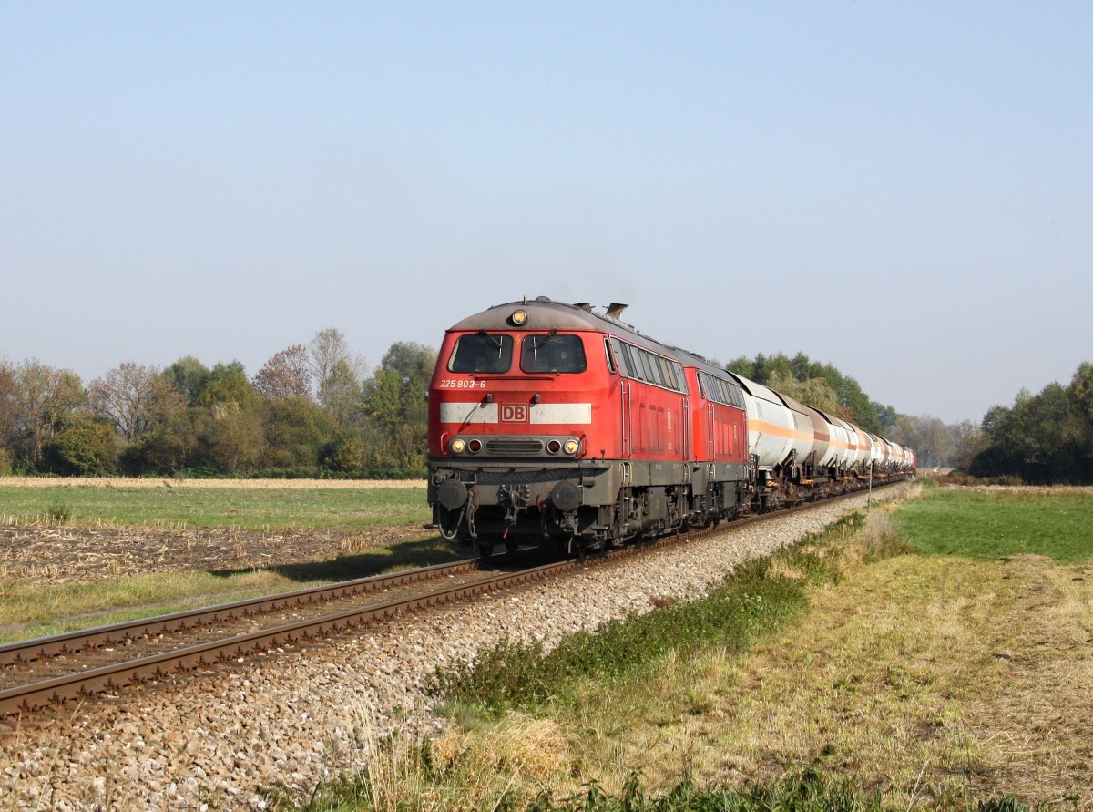 Die 225 803 und eine Weitere mit einem Gaskesselzug am 12.10.2010 unterwegs bei Heiligenstatt.