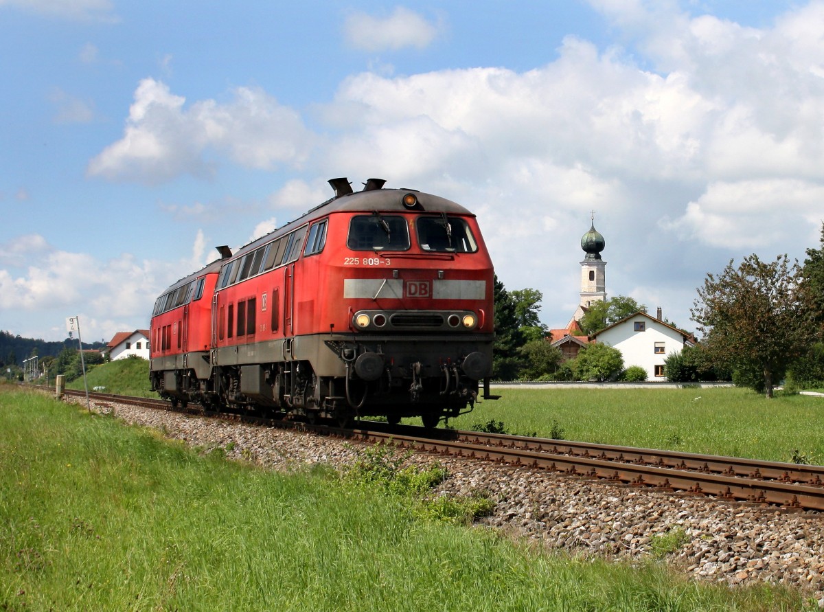 Die 225 809 und die 225 071 am 09.08.2010 unterwegs bei Heiligenstatt.
