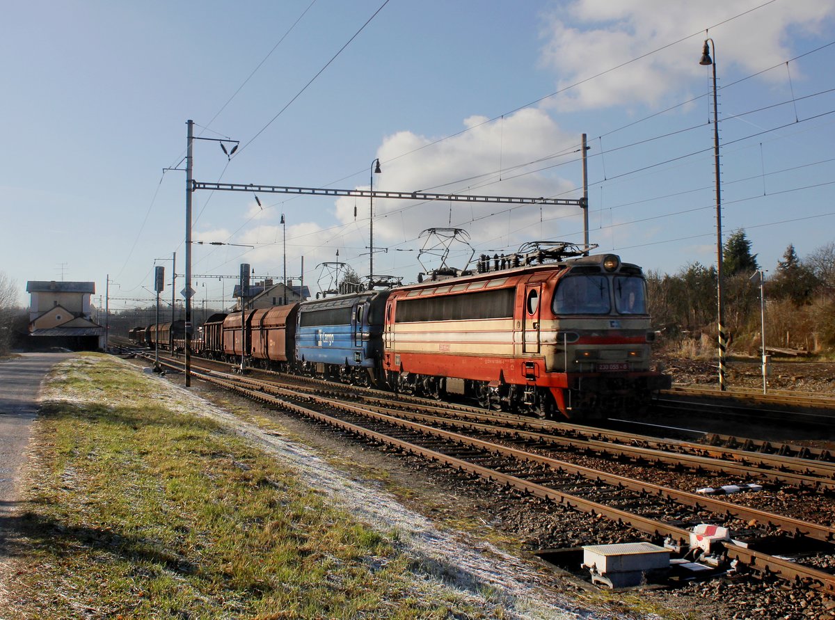 Die 230 055 und die 230 069 mit einem Güterzug am 03.12.2016 bei der Durchfahrt in Ševětín.
