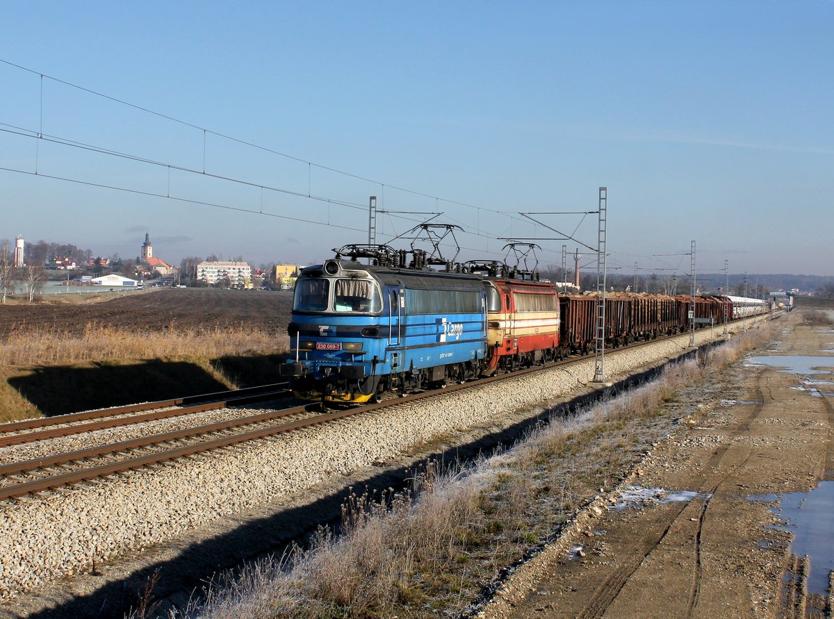 Die 230 069 und die 230 055 mit einem Güterzug am 03.12.2016 unterwegs bei Horusice.