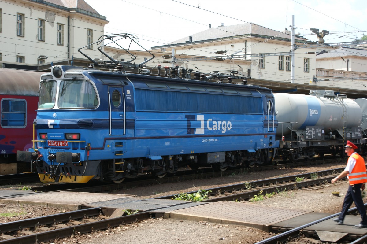 Die 230070-5 wurde im Bahnhof Bratislava hl. st. am 12.06.2015 abgelichtet,
als sie an einem Kesselwagenzug angefahren ist.