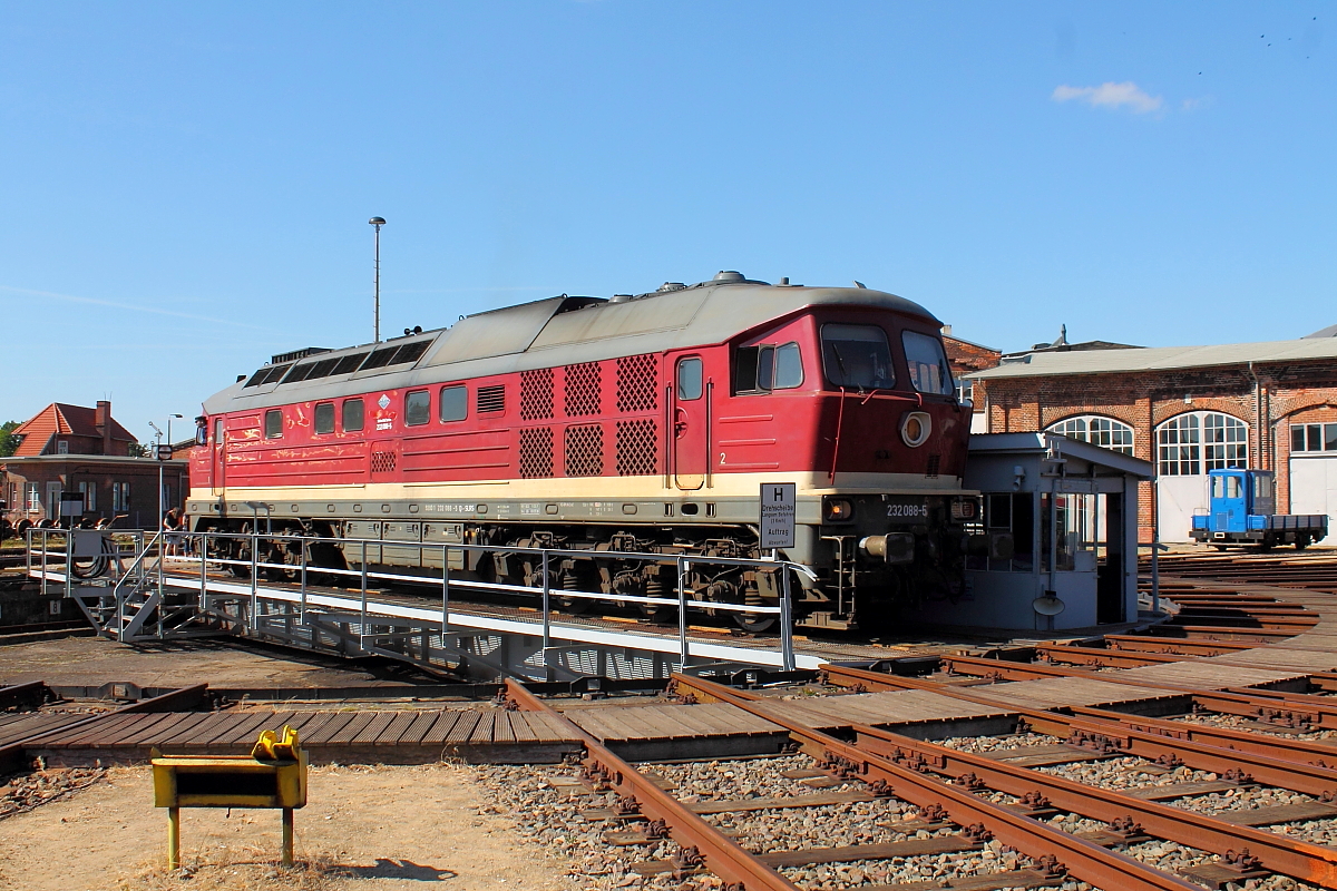 Die 232 088-5 der Salzland-Rail-Service auf der Drehscheibe beim Sommerfest am 07.07.2018 in Wittenberge.