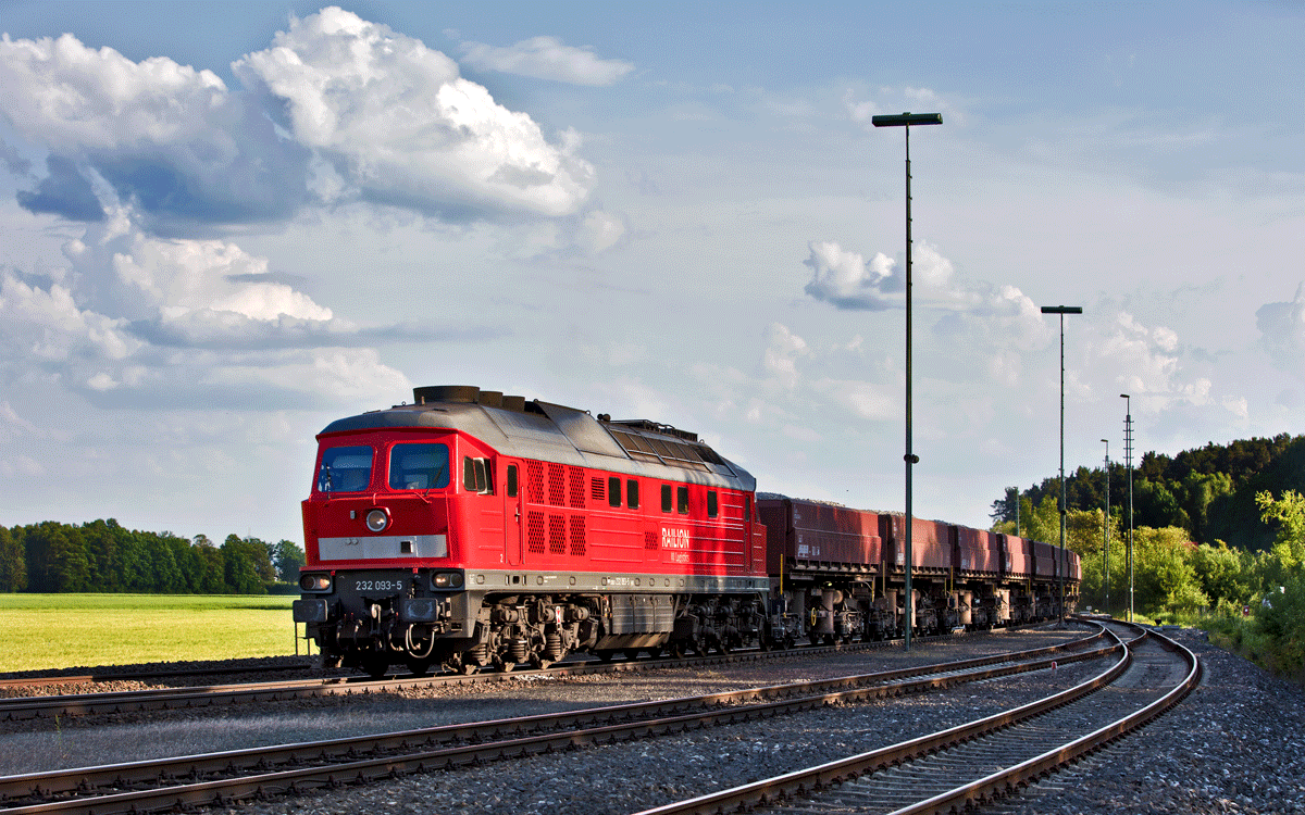 Die 232 093-5 dieselt am Abend des 30.Mai 2017 in Irlaching mit einem Kieszug vorüber.