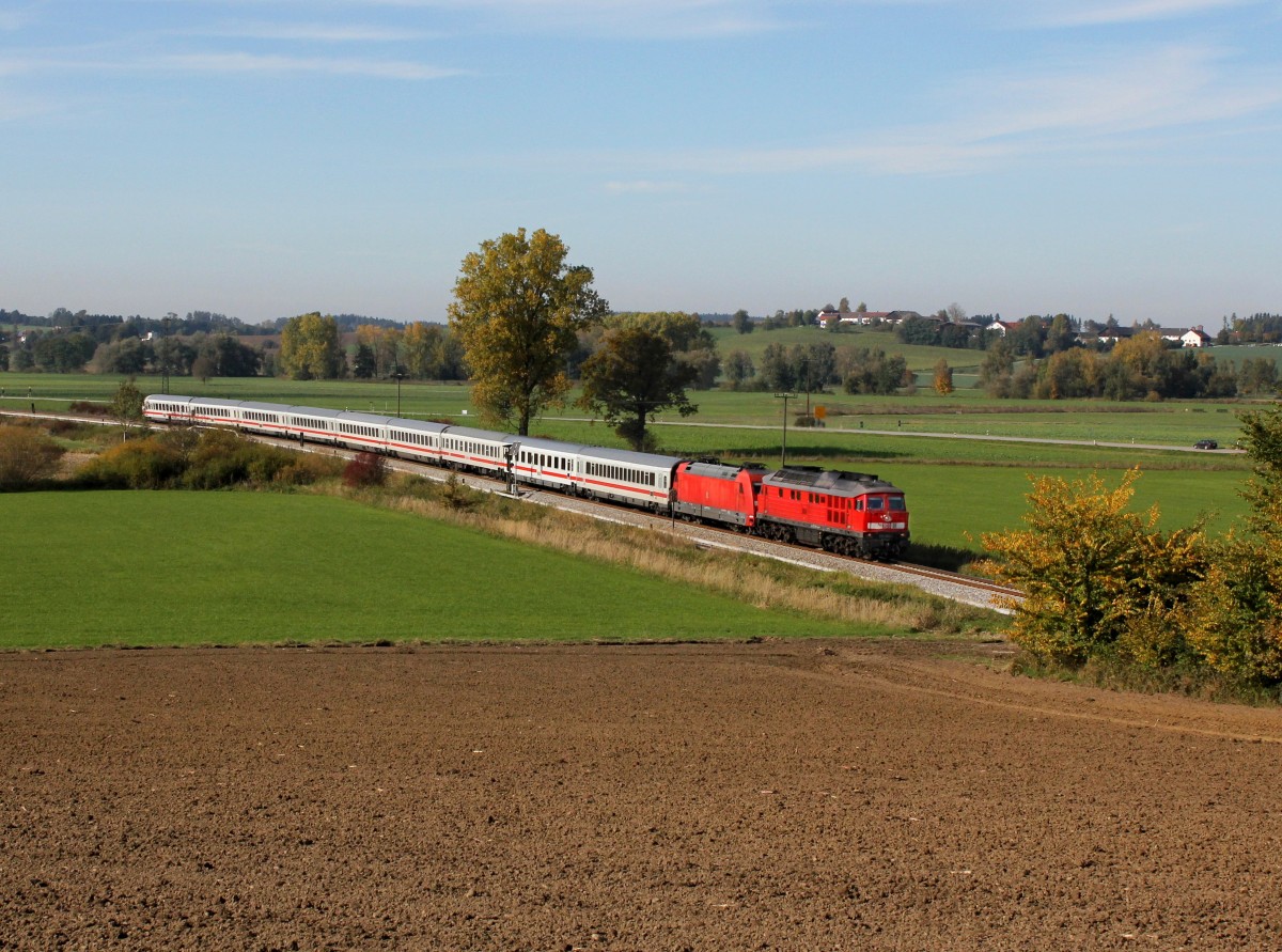 Die 232 209 und eine 101 mit einem EC am 19.10.2013 unterwegs bei Weidenbach.