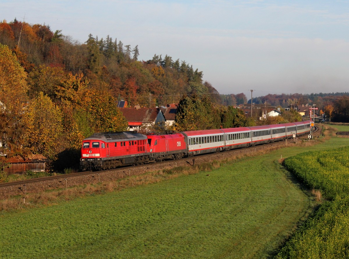 Die 232 209 und die 1016 025 mit einem EC am 26.10.2013 unterwegs bei Tling.