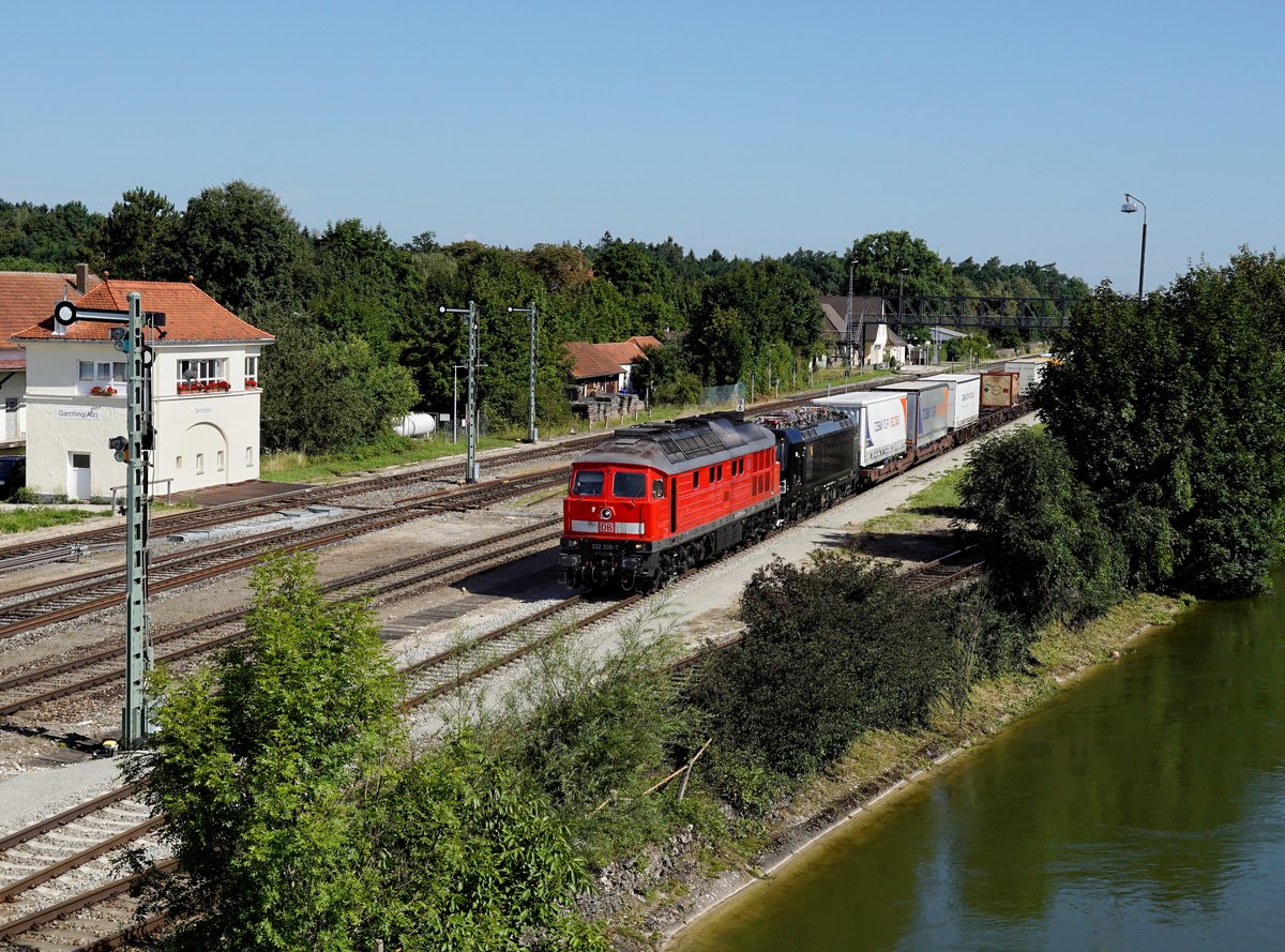 Die 232 209 und die 193 661 mit einem Umgeleiteten KLV-Zug am 29.07.2017 in Garching an der Alz.