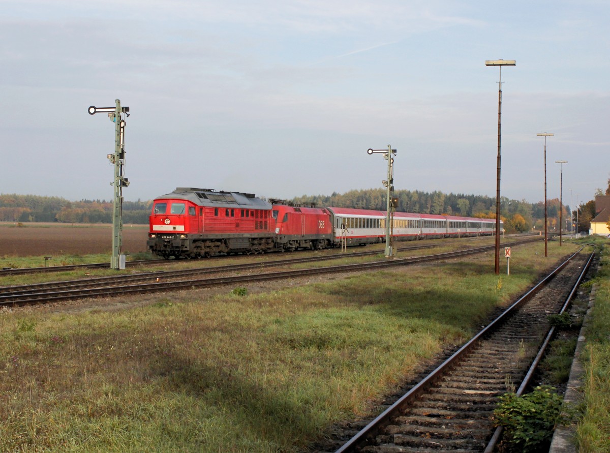 Die 232 240 und die 1116 271 mit einem EC am 20.10.2013 bei der Durchfahrt in Tling.