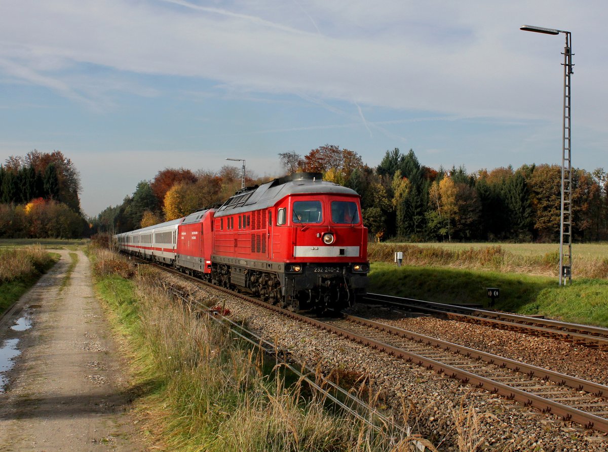 Die 232 240 mit einem umgeleiteten EC am 26.10.2013 bei der Durchfahrt in Tüßling.