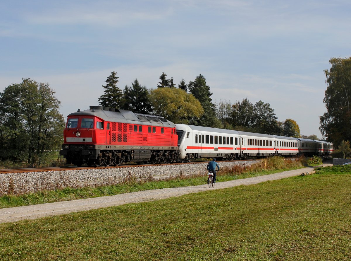 Die 232 240 mit einem Umgeleiteten EC am 20.10.2013 unterwegs bei Weidenbach.
