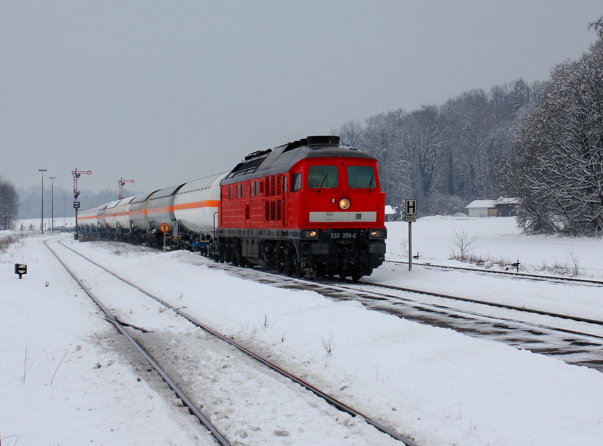 Die 232 259 mit einem Gaskesselzug am 02.01.2015 bei der Einfahrt in Tüßling.