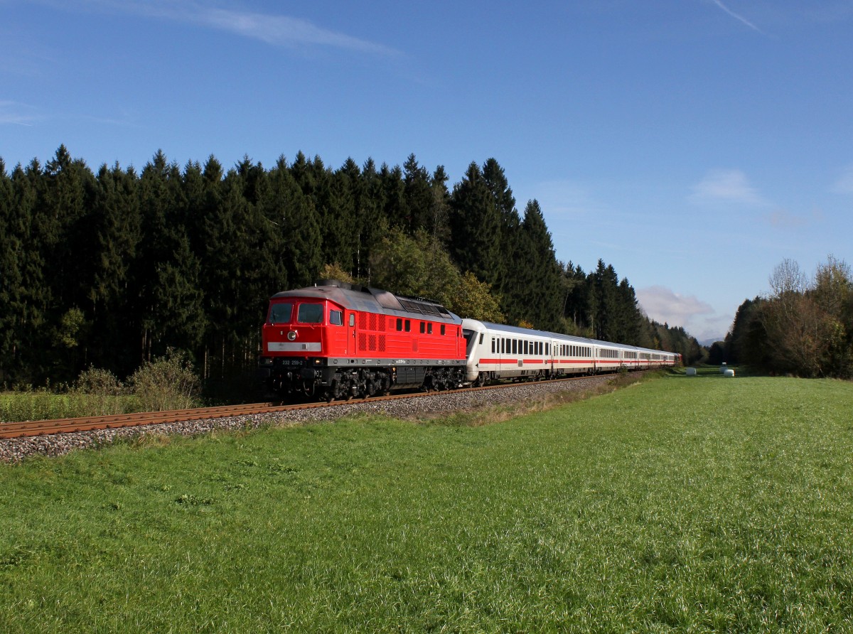 Die 232 259 mit einem Umgeleiteten EC am 25.10.2014 unterwegs bei Kirchanschöring.
