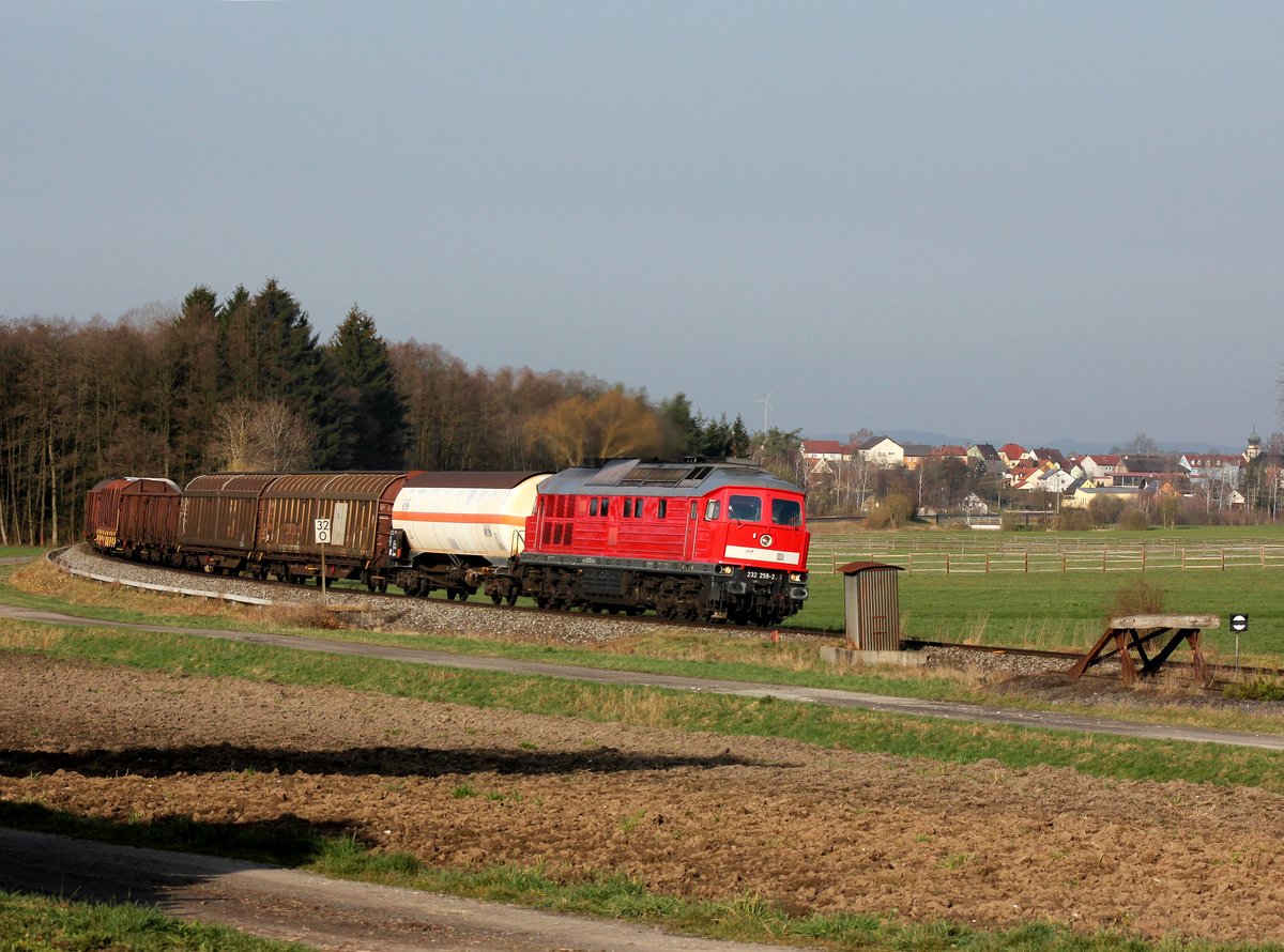 Die 232 259 mit einem Güterzug am 02.04.2016 unterwegs bei Thansüß.