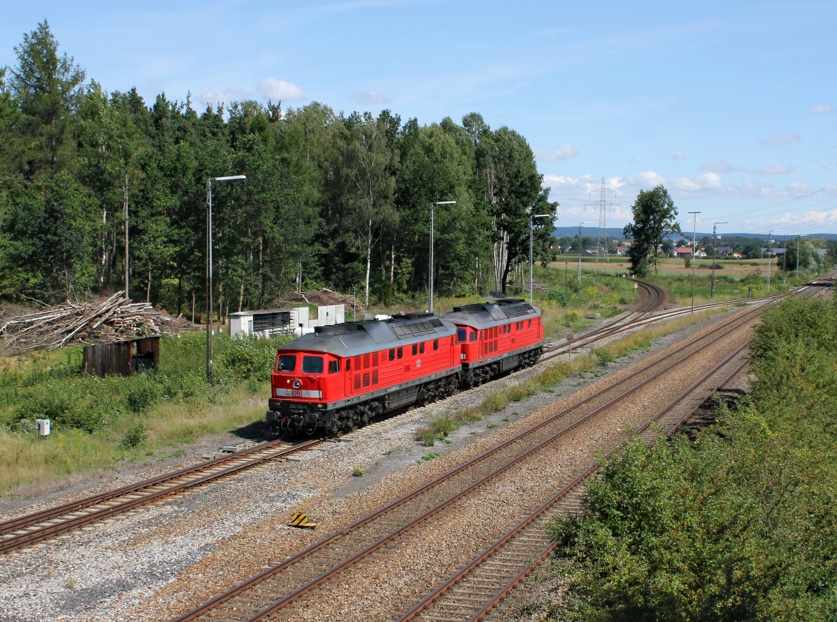 Die 232 262 und die 232 330 am 12.08.2012 bei der Durchfahrt in Irrenlohe.
