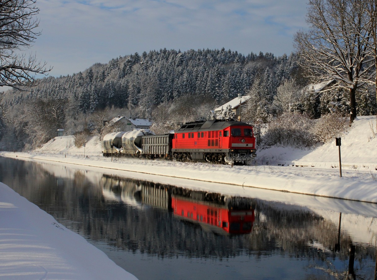 Die 232 280 mit einem Güterzug am 01.01.2015 unterwegs bei Schalchen.