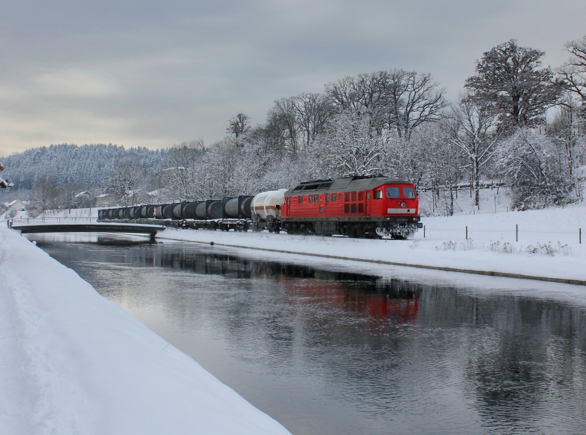 Die 232 280 mit einem Güterzug am 01.01.2015 unterwegs bei Schalchen.