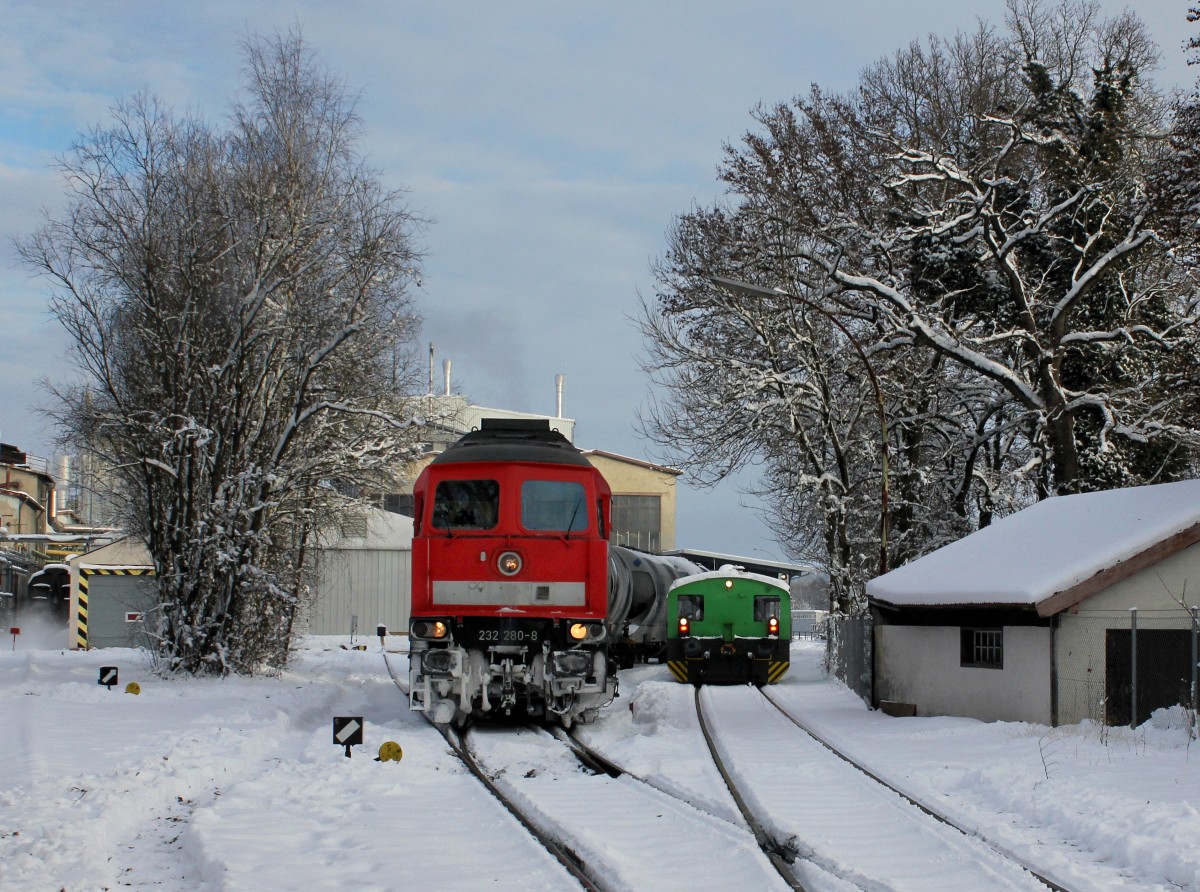 Die 232 280 mit einem Güterzug am 01.01.2015 in Schalchen.