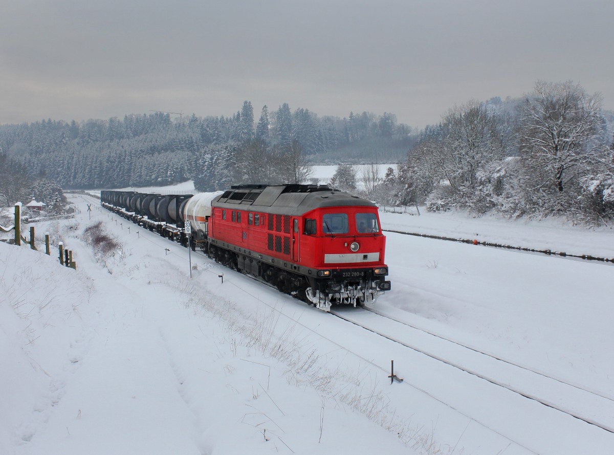 Die 232 280 mit einem Güterzug am 01.01.2015 unterwegs bei Garching an der Alz.