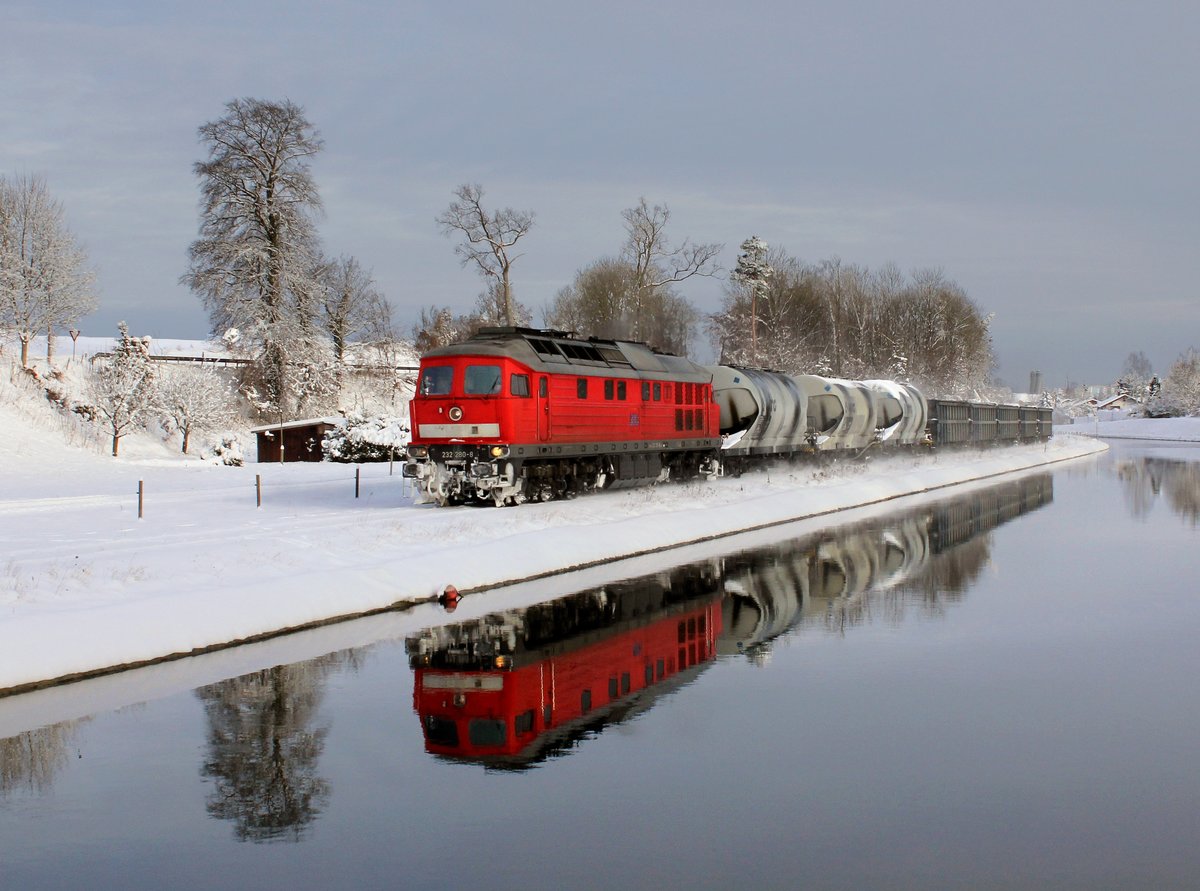Die 232 280 mit einem Güterzug am 01.01.2015 unterwegs bei Schalchen.