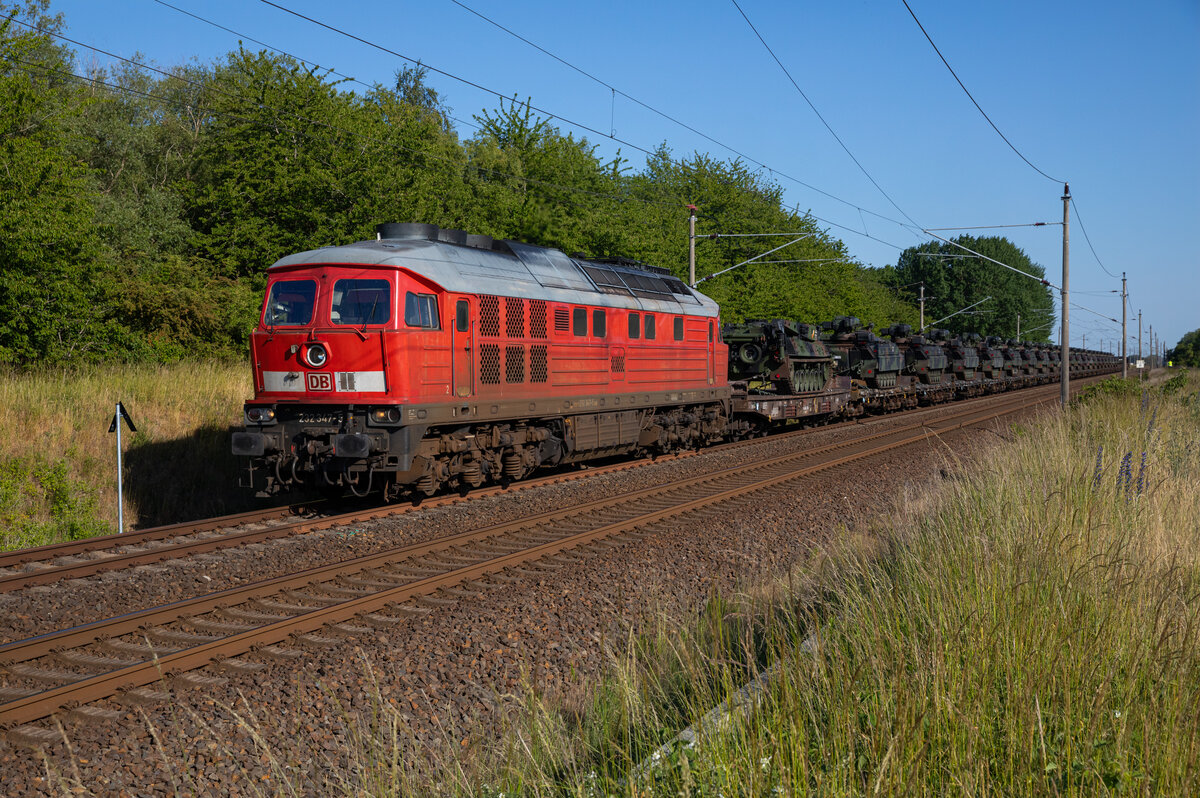 Die 232 347 zog am 12.06.2023 einen Militärzug aus Drögeheide, durch Teschenhagen.
