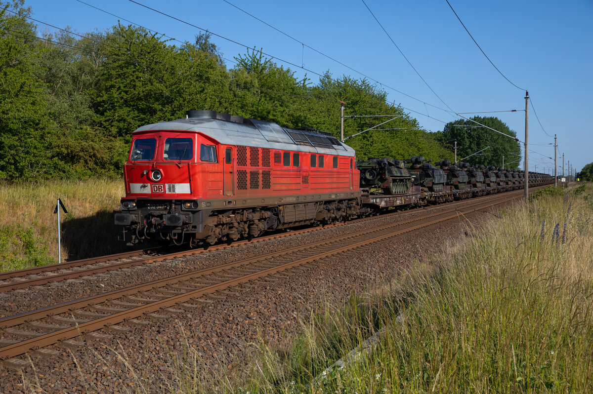 Die 232 347 zog am 12.06.2023 einen Militärzug aus Drögeheide, durch Teschenhagen.
