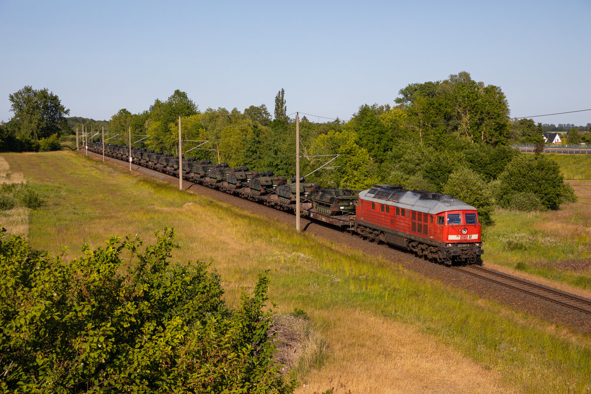 Die 232 347 zog am 12.06.2023 einen Militärzug aus Drögeheide, durch Kummerow.
