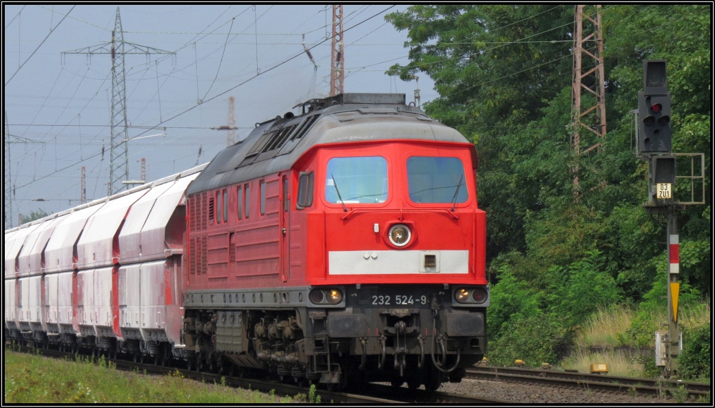 Die 232 524-9 ist mit Kalkwaggons aus den Niederlanden unterwegs nach Rodenhaus.
Hier zu sehen bei der Durchfahrt in Lintorf bei Ratingen am 12.August 2015.