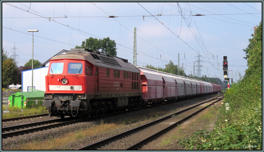 Die 232 528-0 kommt mit einen leeren Kalkzug am Haken durch Lintorf gefahren.
Gleich geht es am Abzweig Tiefenbroich auf die Angertalbahn. Szenario vom 13.Sept 2014.